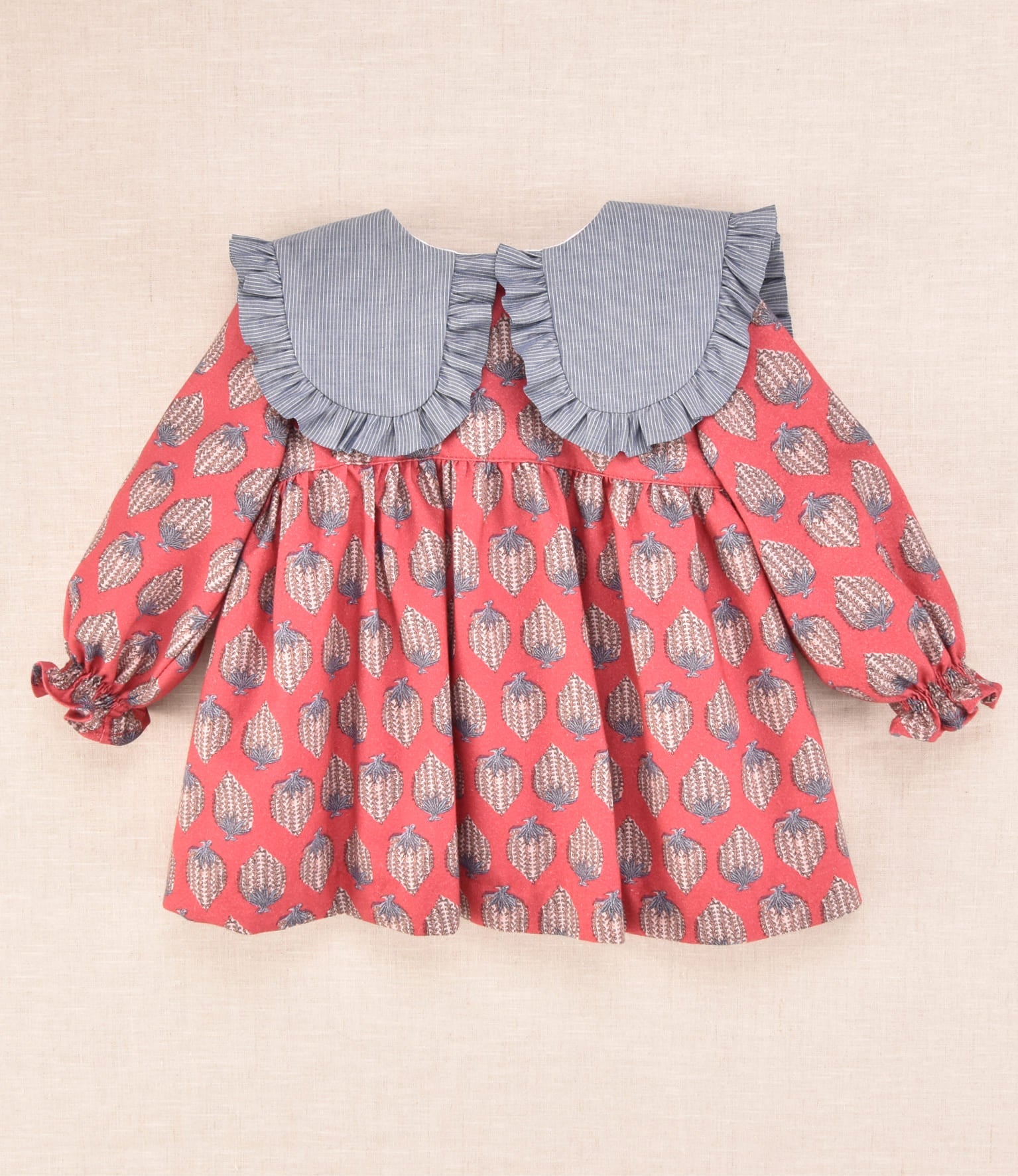 Vestido de bebé burdeo estampado con cuello volante | Cocote x Charanga