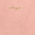 detalle tejido y bordado en camiseta rosa niña