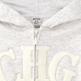 detalle cremallera y tejido de felpa en sudadera gris