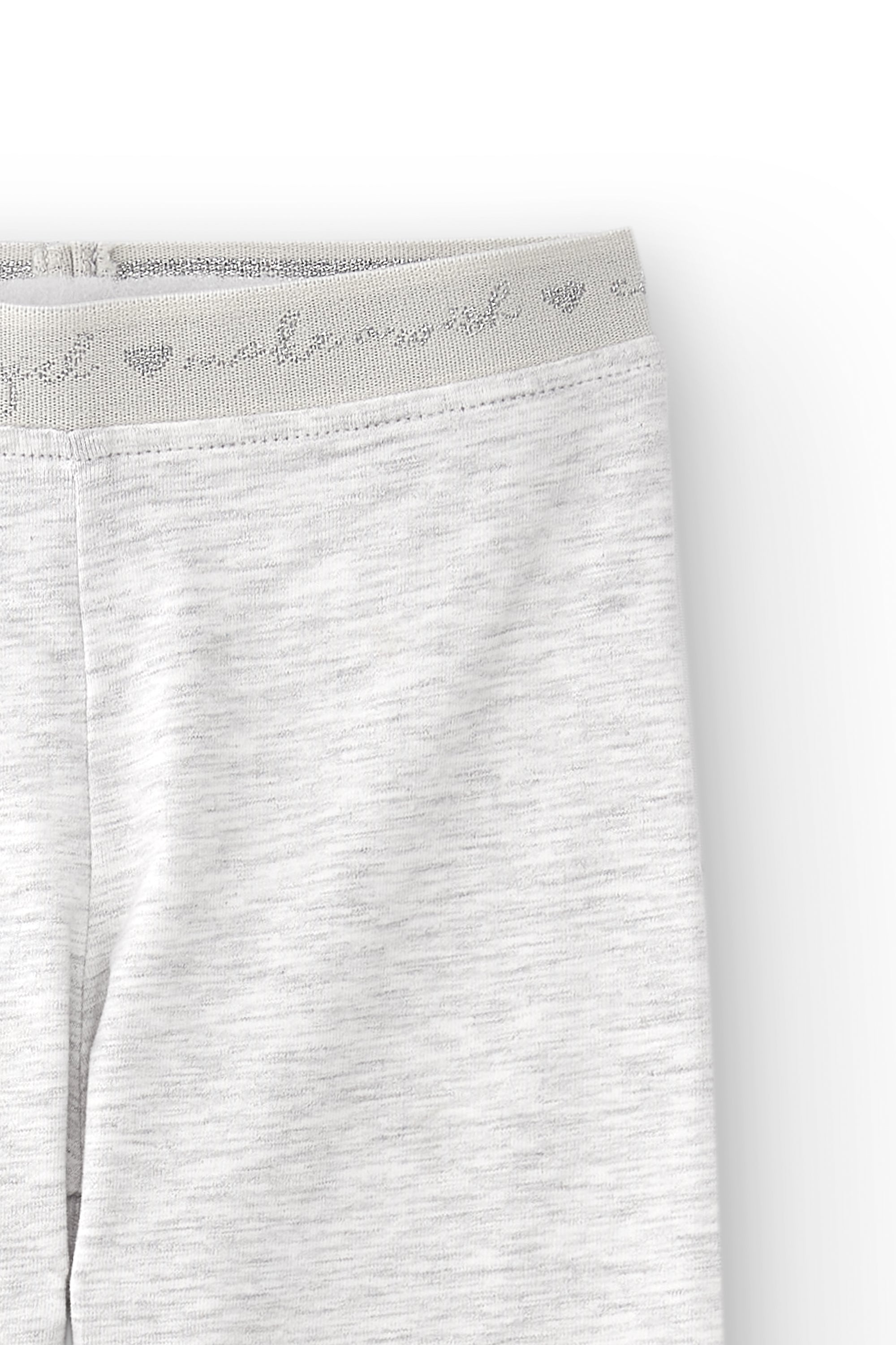 detalle tejido de punto elástico legging niña gris