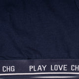 detalle tejido elástico en top azul deportivo niña