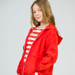 outfit con abrigo tipo parka roja infantil