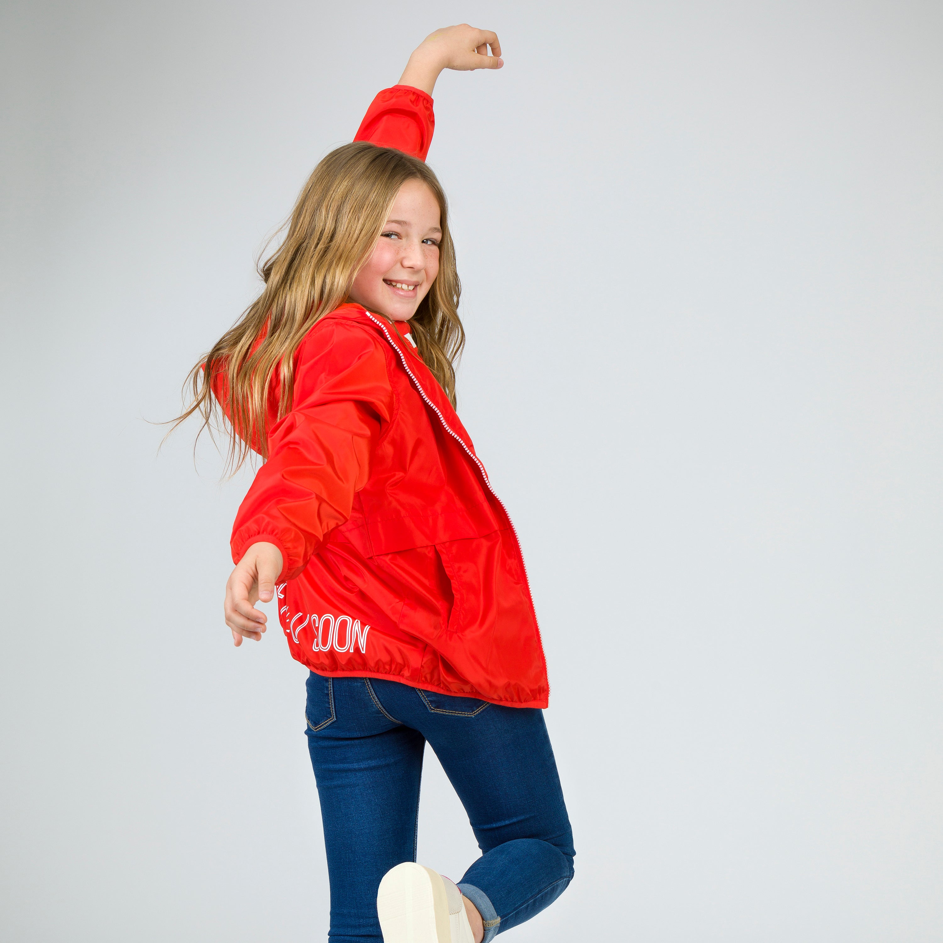 look con parka roja infantil