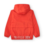 espalda parka roja con detalle Sea You Soon