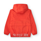 espalda parka roja con detalle Sea You Soon