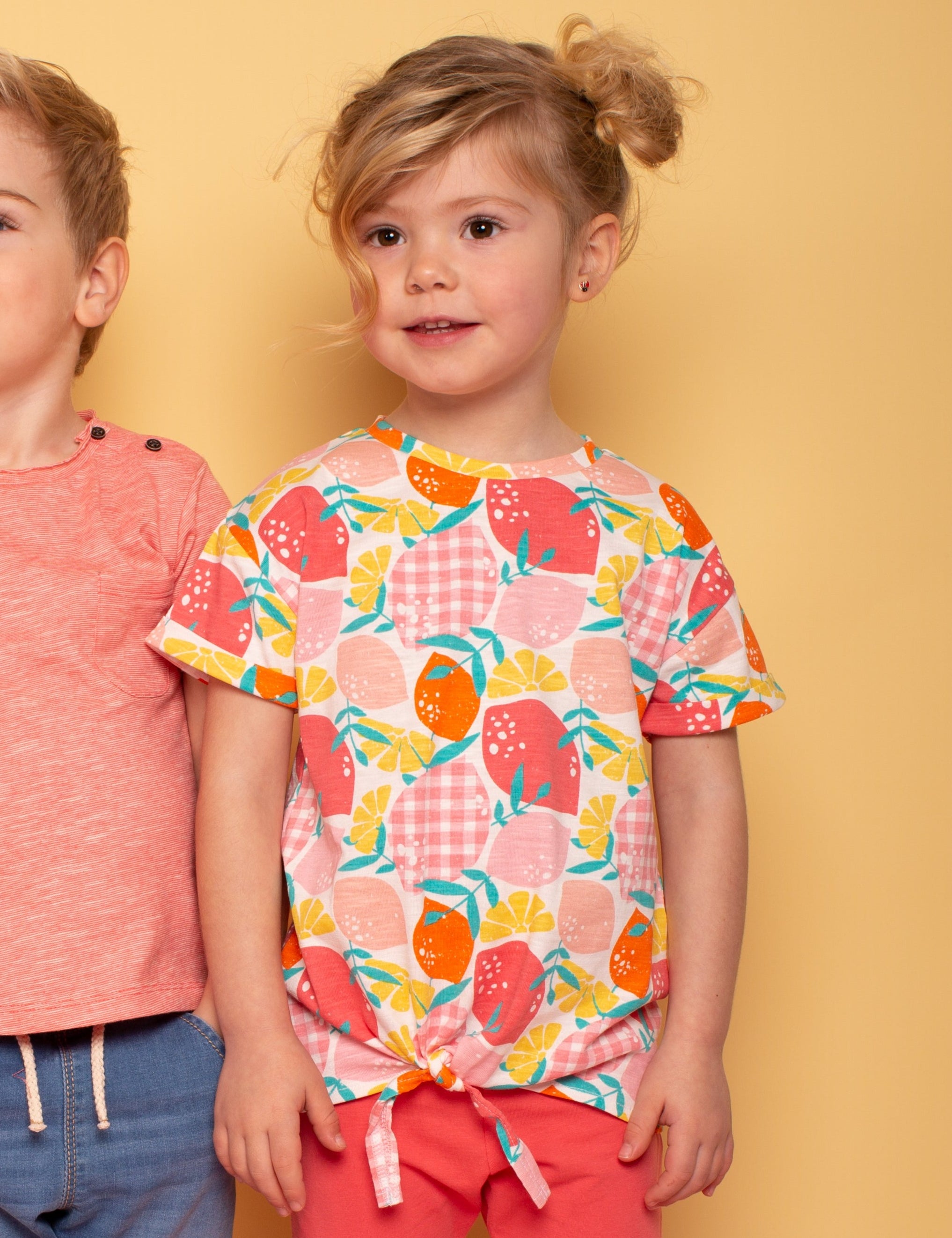 Camiseta bebé niña de frutas con nudo frontal color coral multicolor