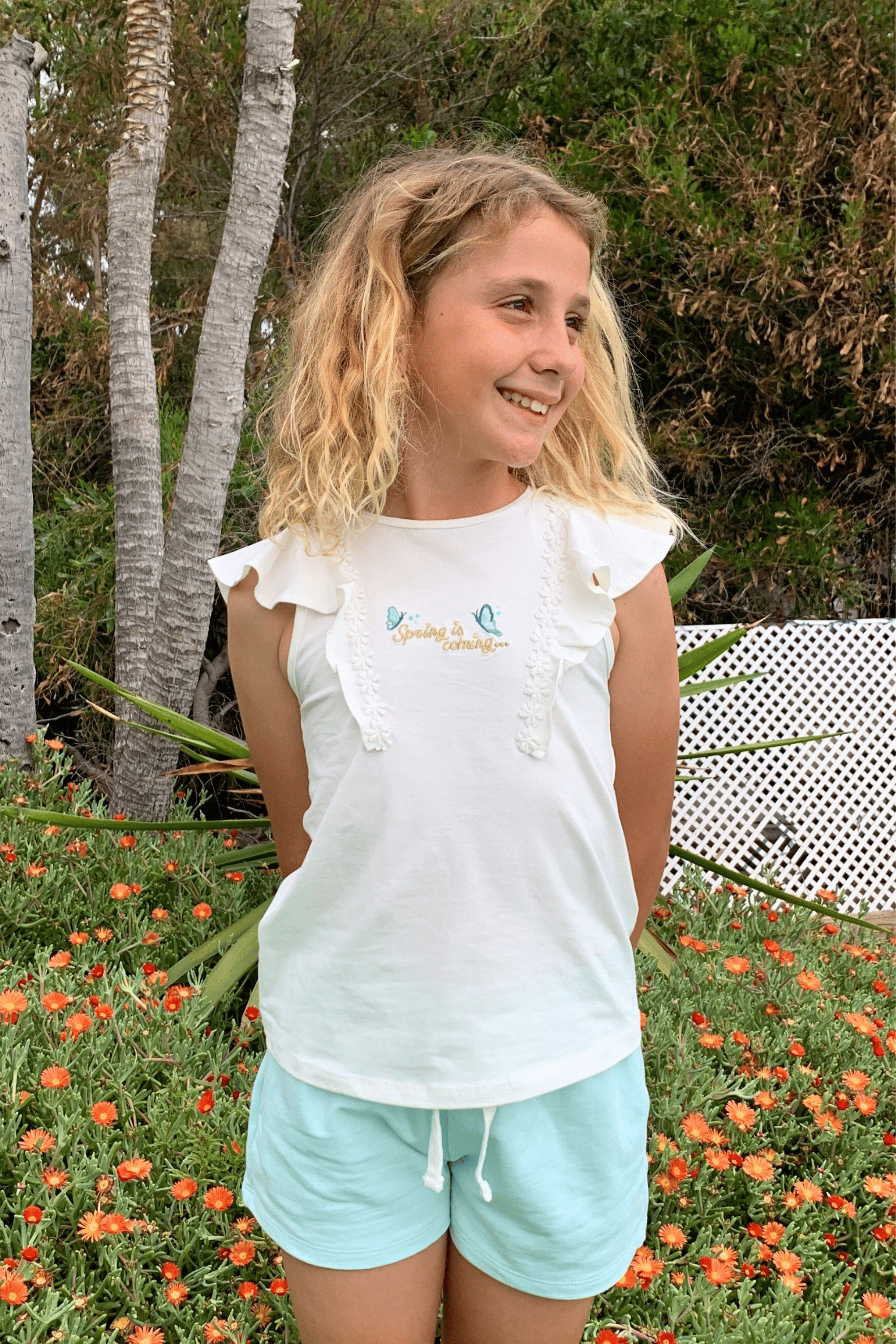camiseta de niña blanca