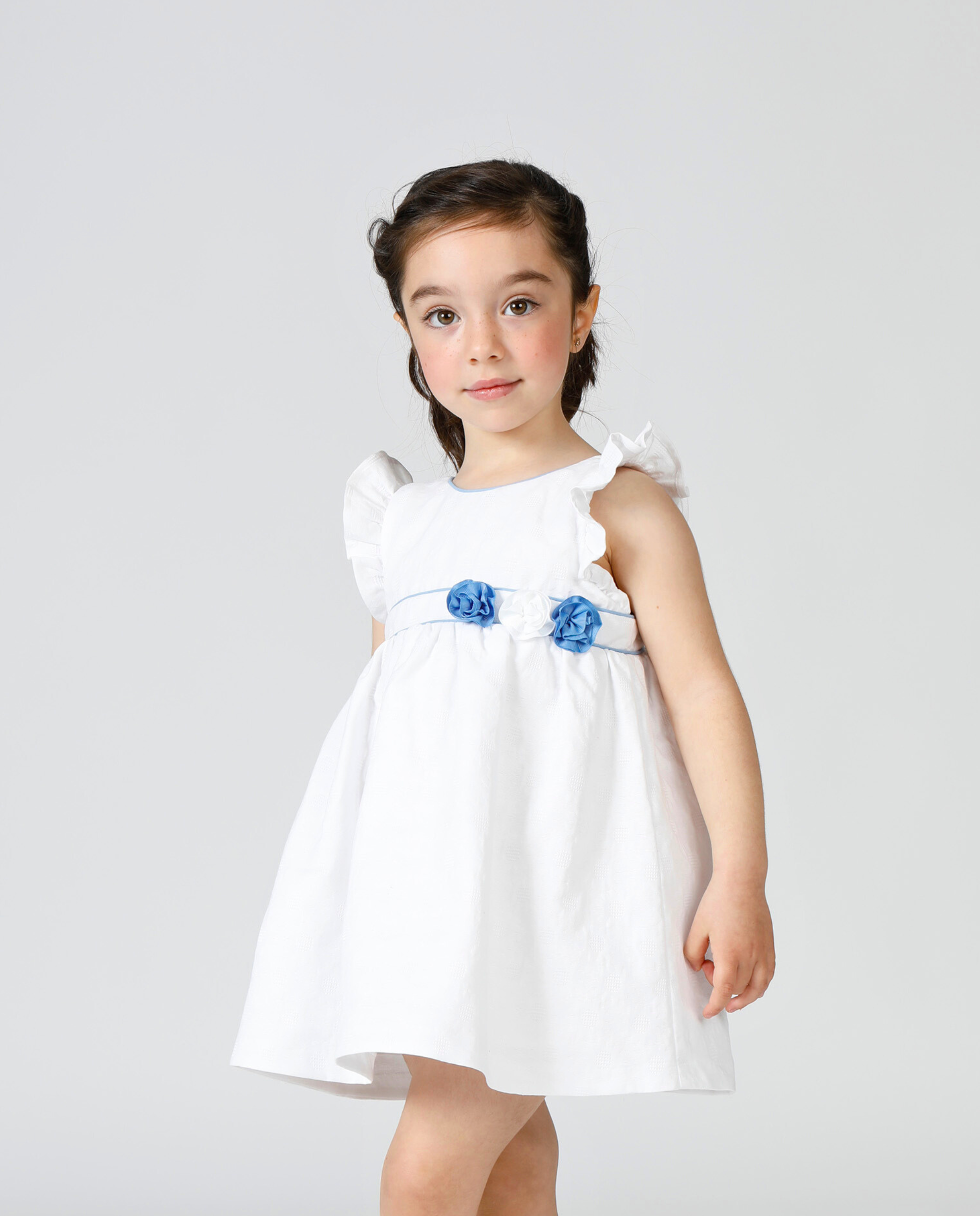 Vestido de bebé blanco con flores azules