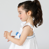 Vestido de bebé blanco con flores azules