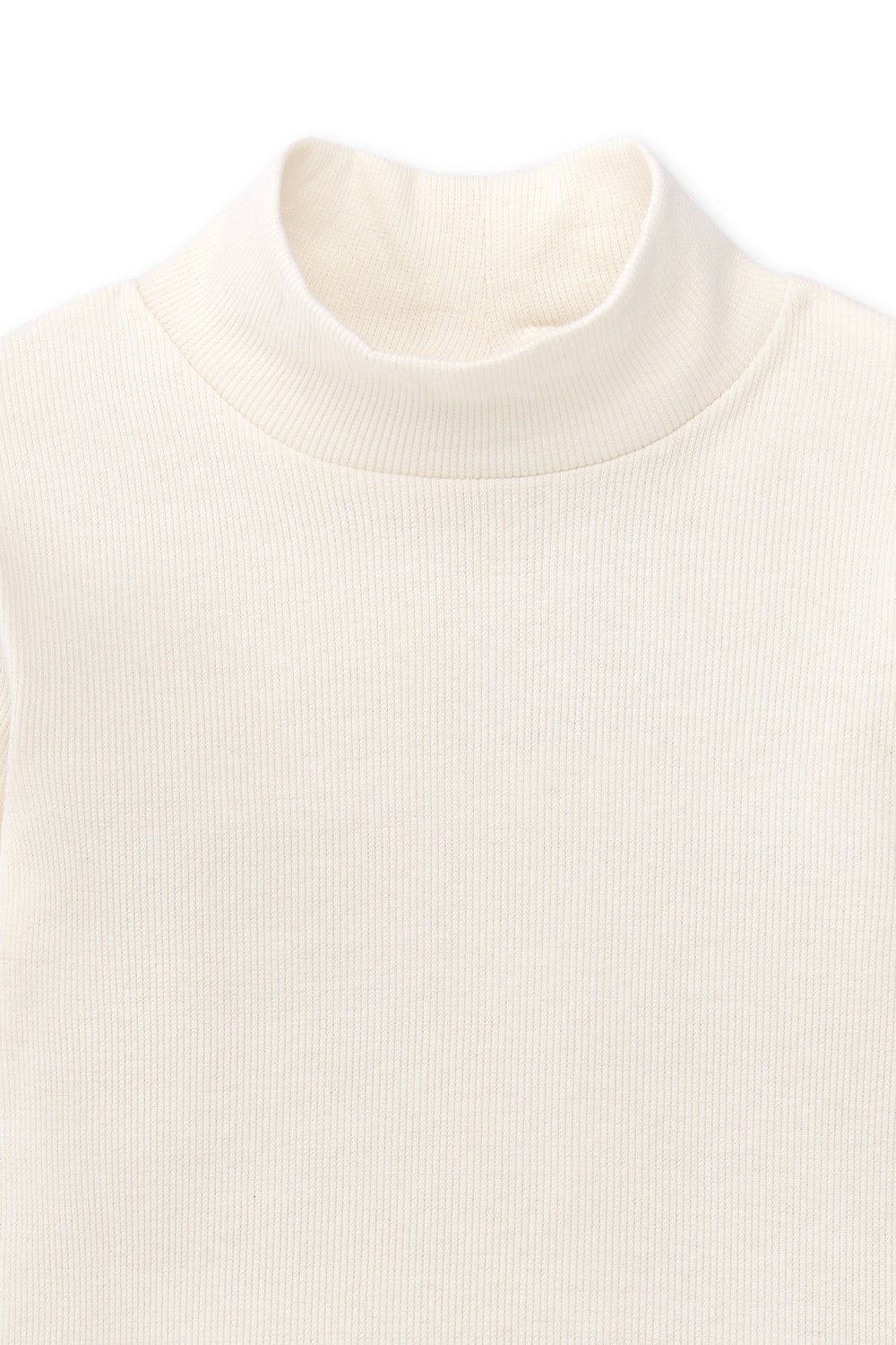 detalle ribete en camiseta niña color crudo