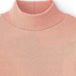 detalle manga larga y tejido suave camiseta rosa niña