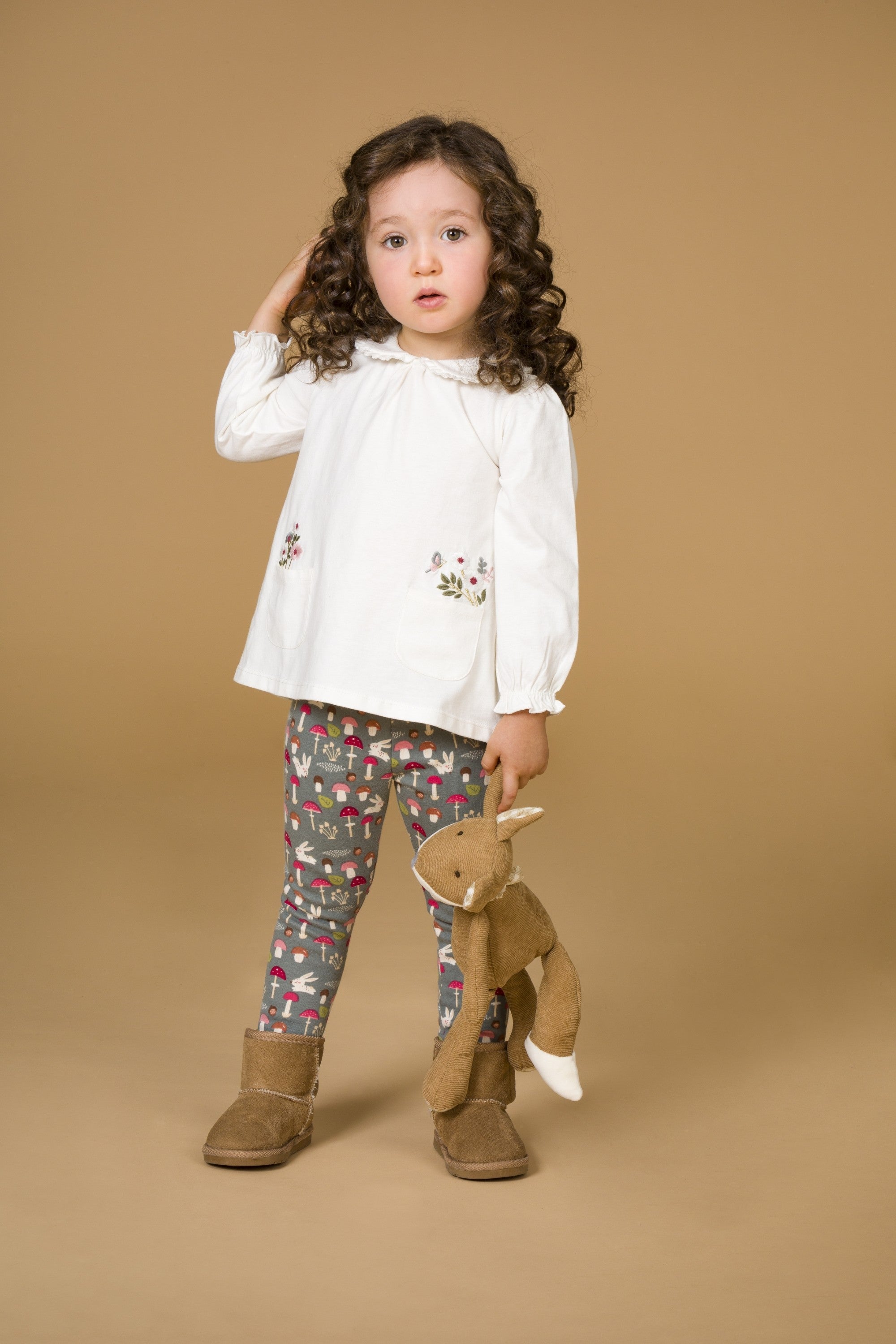 Camisa de bebé en color crudo con detalles de flores Charanga