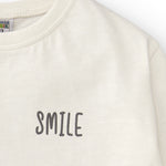 Camiseta en color crudo con texto smile Charanga