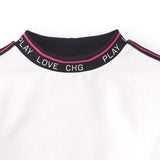 detalle de cuello LOVE CHG de la sudadera blanca niña