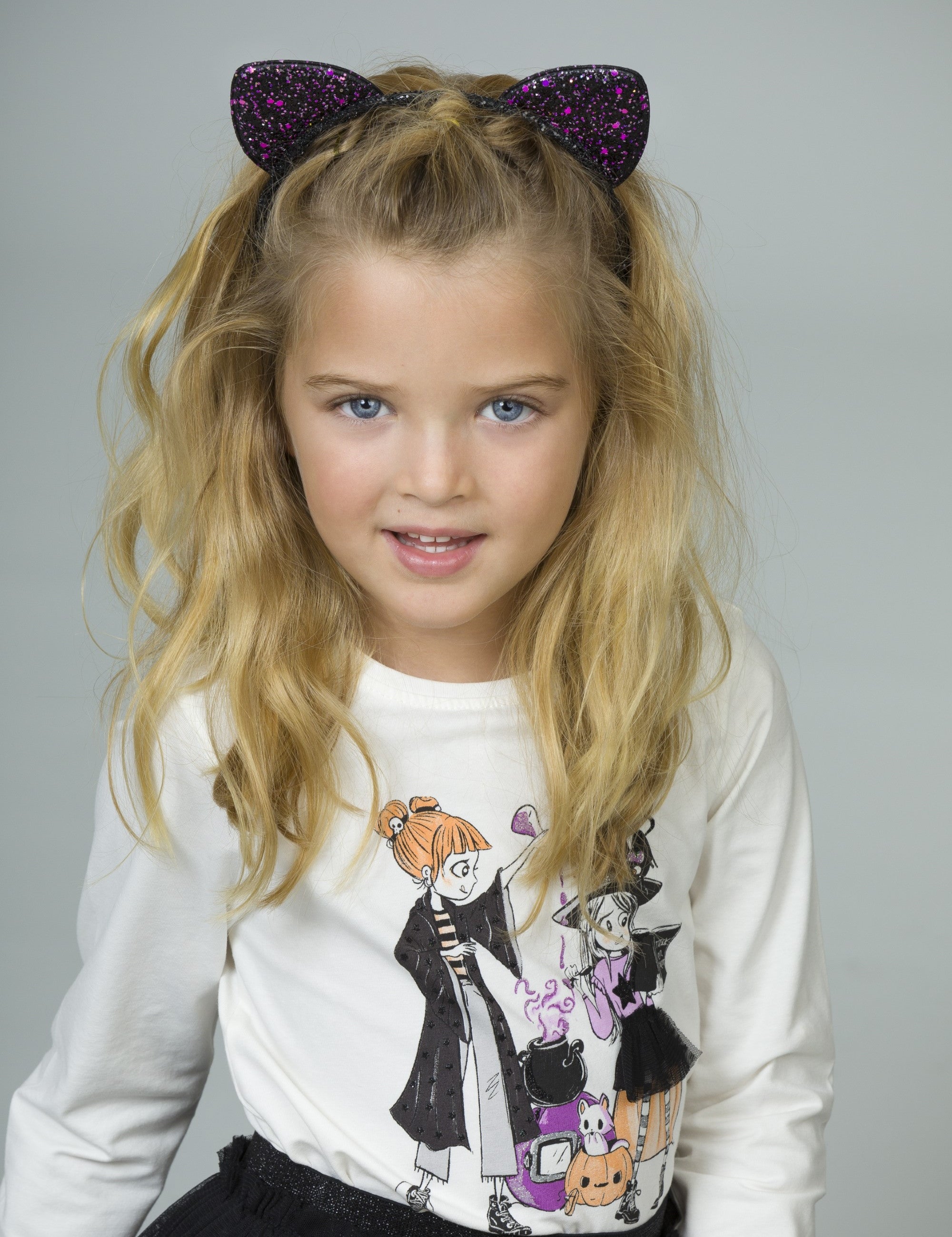 Camiseta de niña en color crudo con dibujo de brujas Charanga