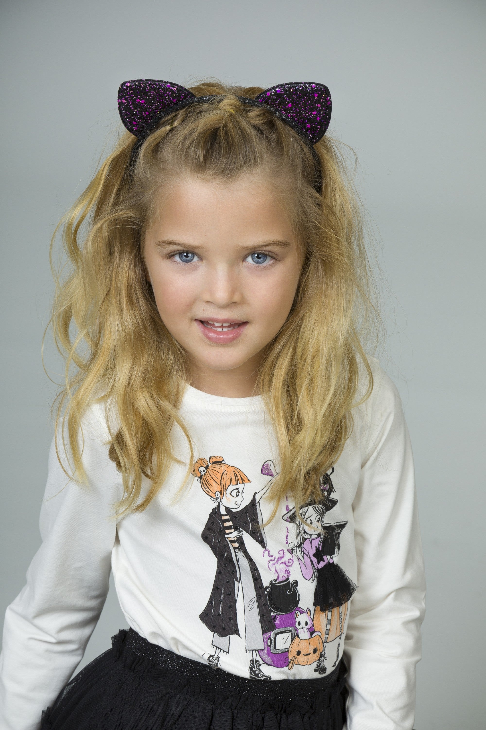 Camiseta de niña en color crudo con dibujo de brujas Charanga