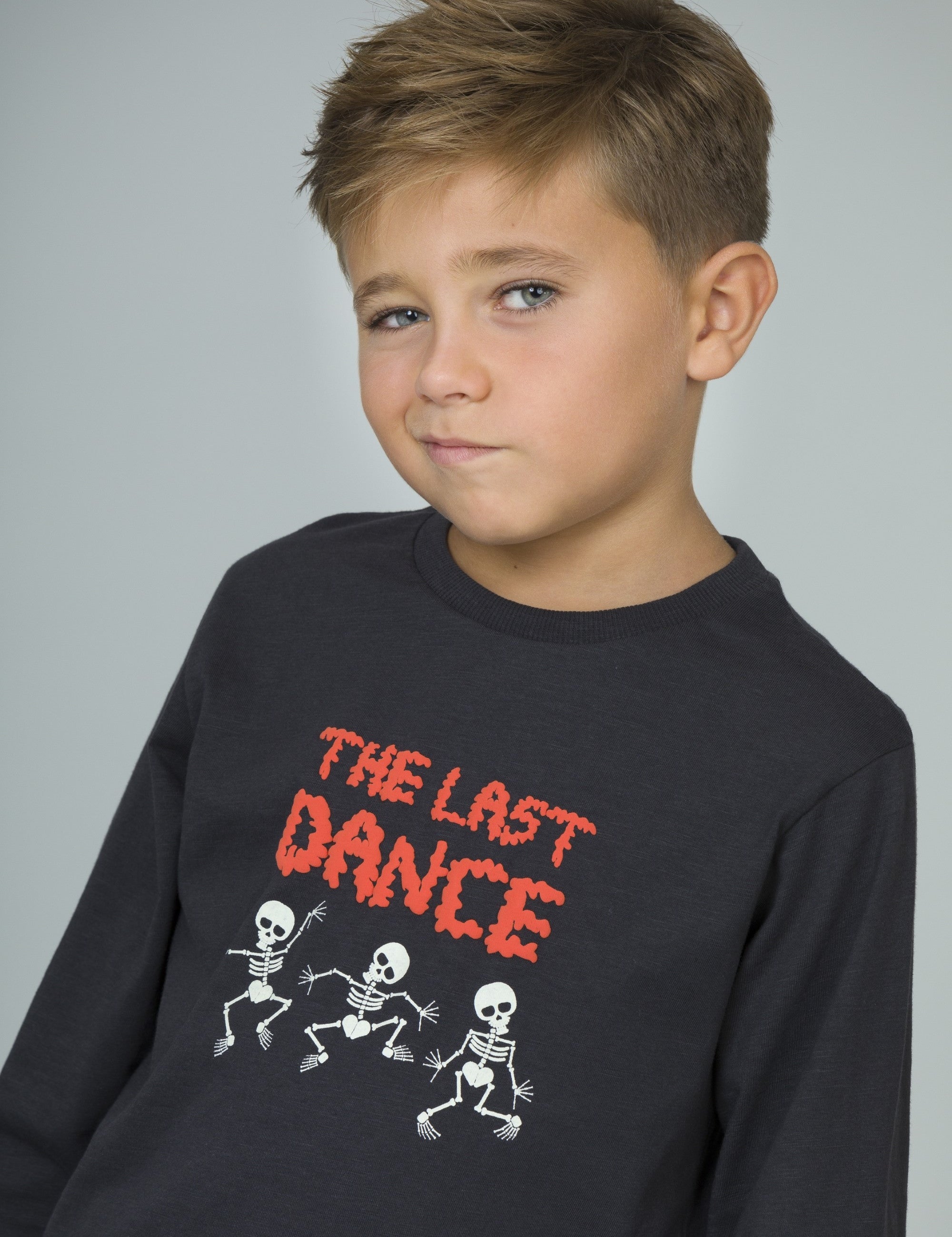 Camiseta de NIÑO antracita esqueletos Charanga
