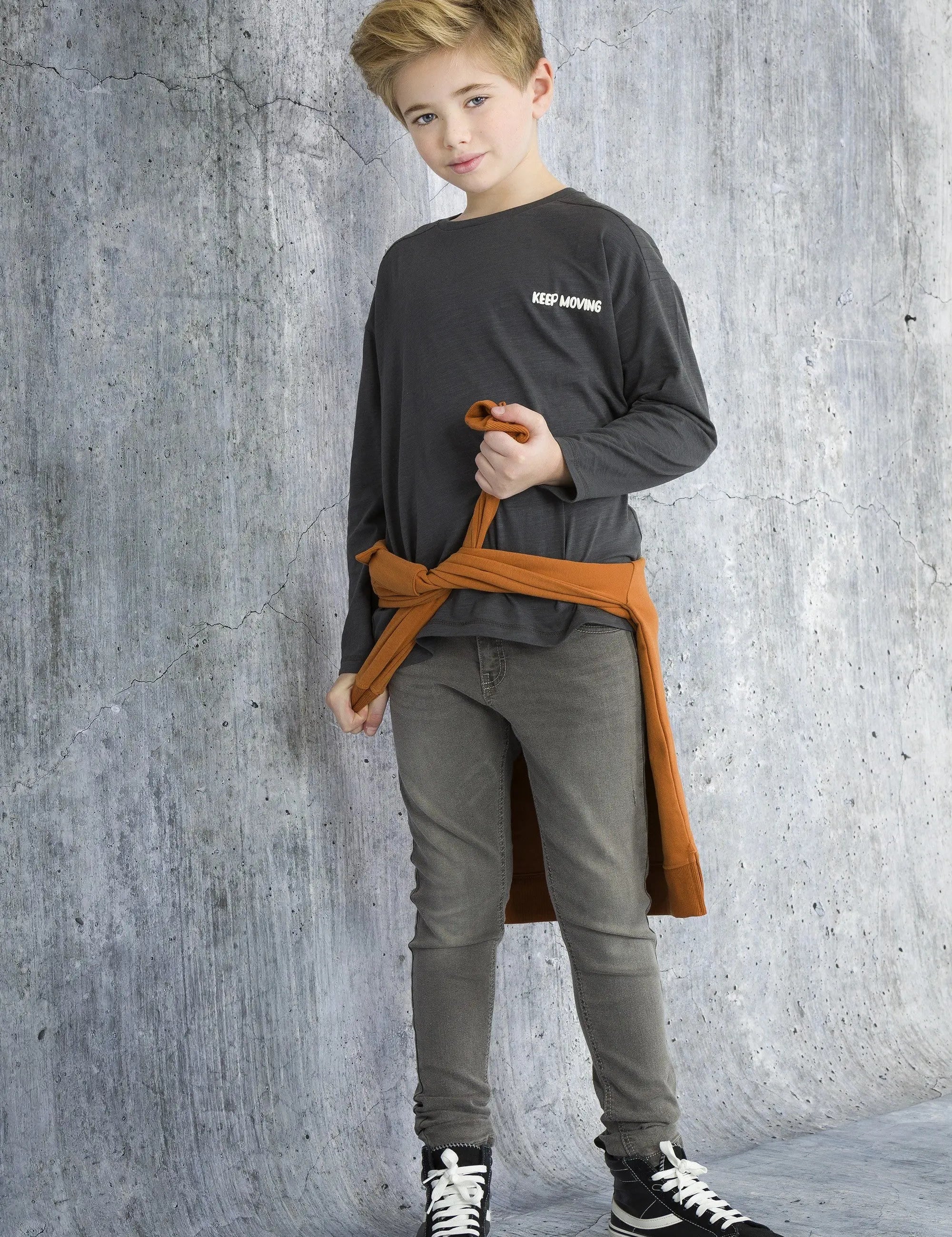 Camiseta de niño en color antracita skate Charanga