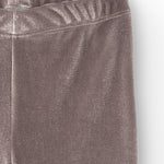 detalle tejido de punto elástico en legging gris niña