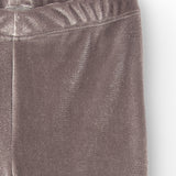 detalle tejido de punto elástico en legging gris niña