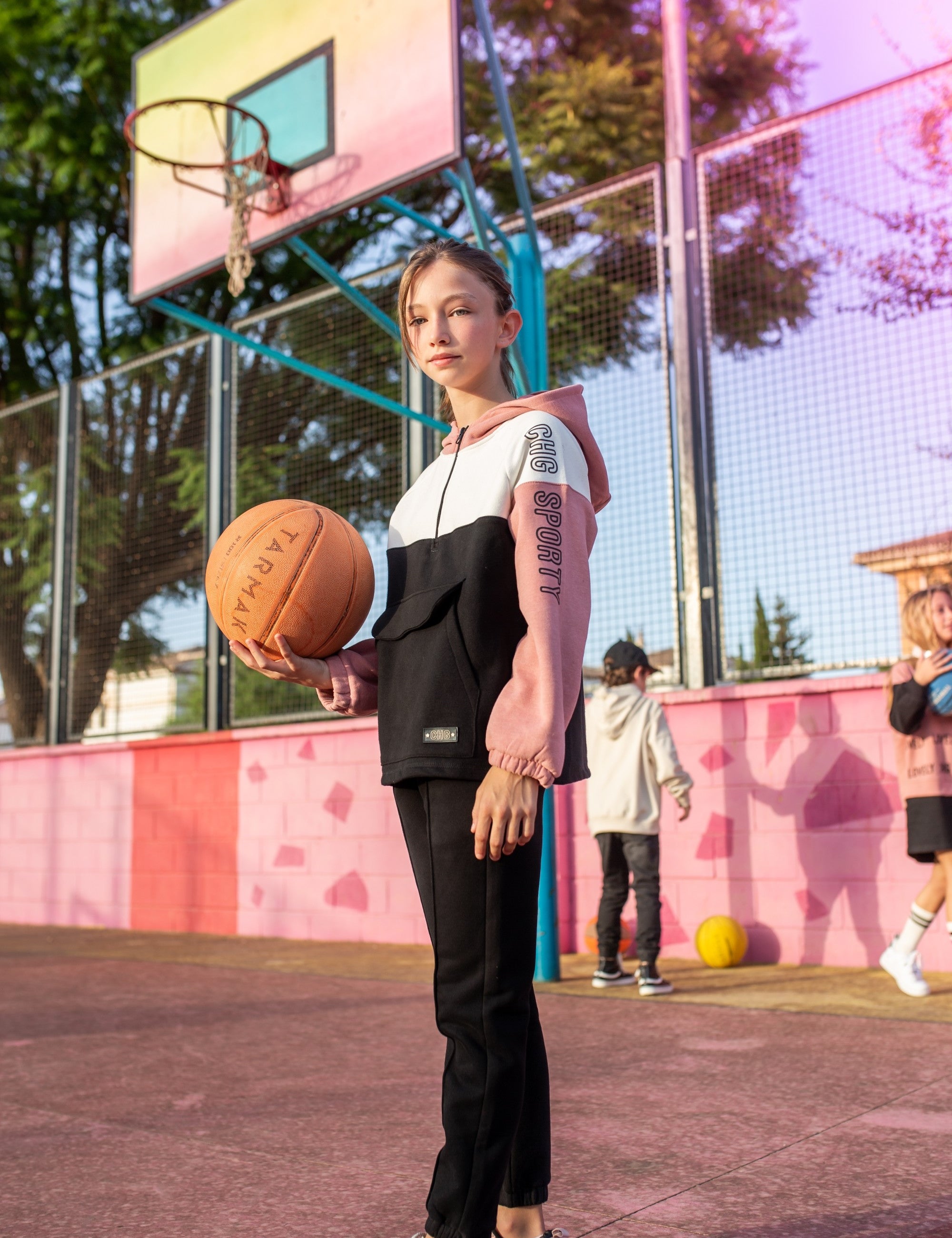 jogger de niña negro con cintura elástica y puños