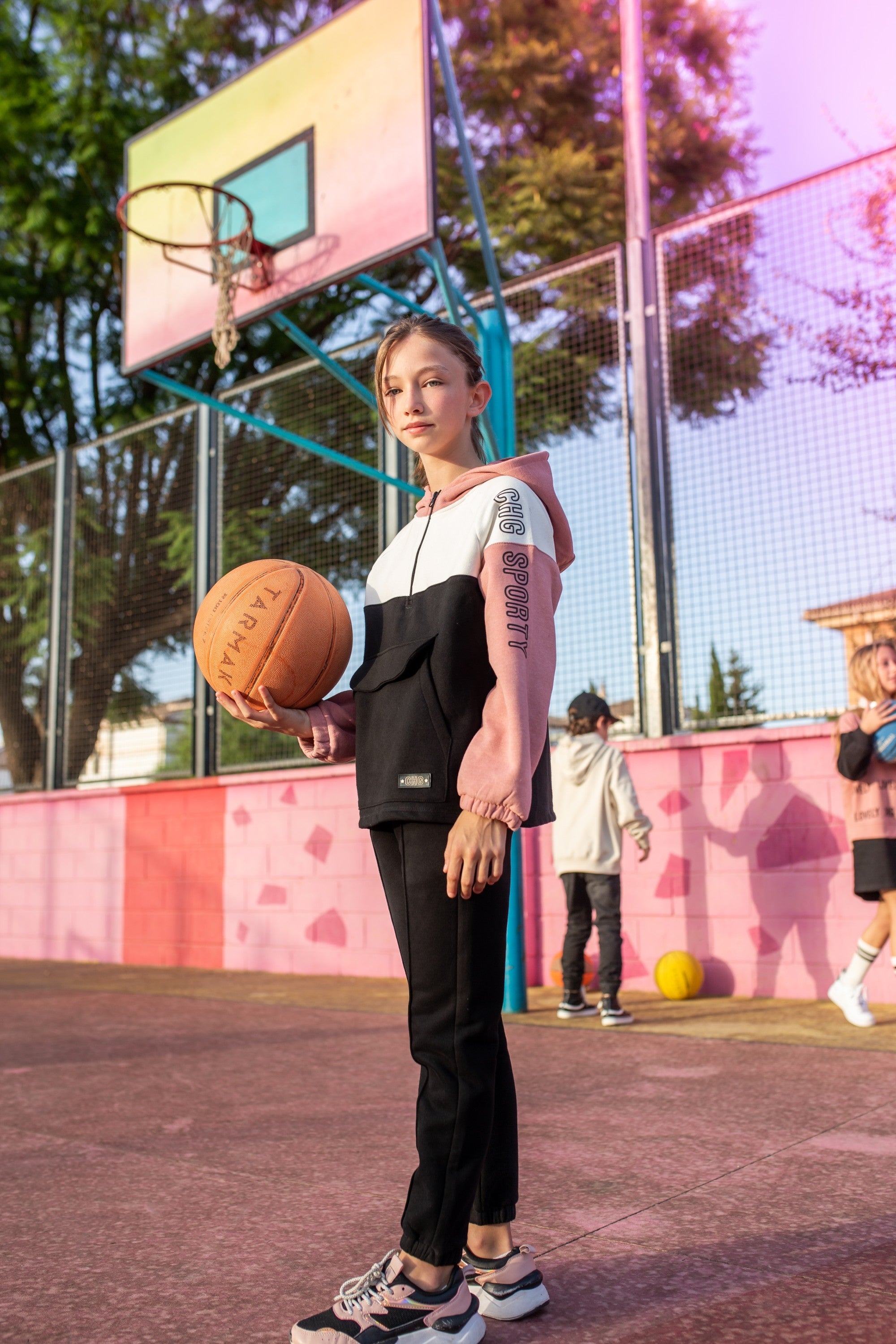 jogger de niña negro con cintura elástica y puños