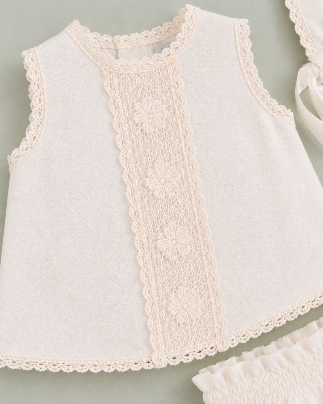 Vestido de recién nacido crudo Cocote & Charanga