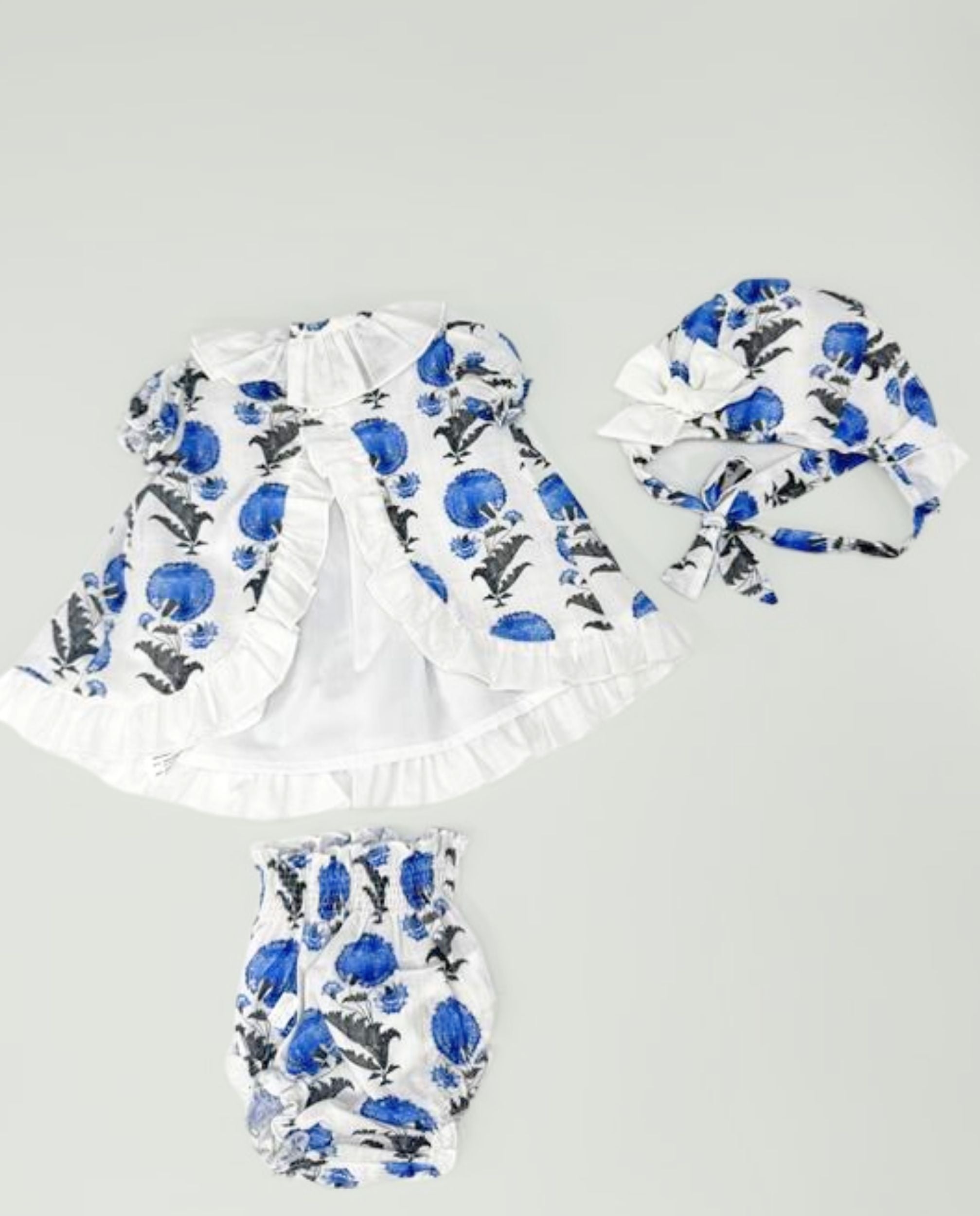 Conjunto vestido braguita y capota de flores azul bebé | Cocote by Charanga