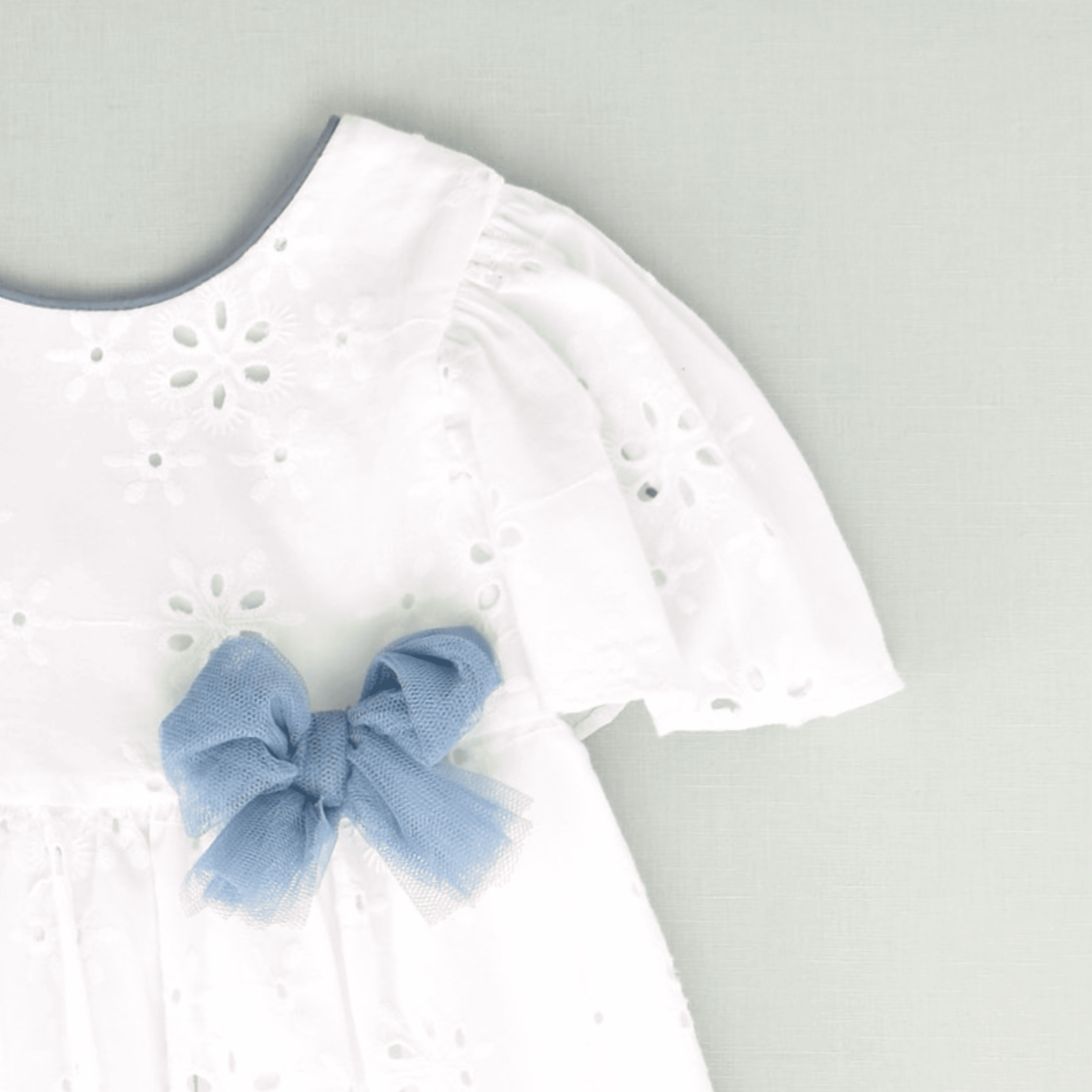 Vestido bordado lazo azul niña