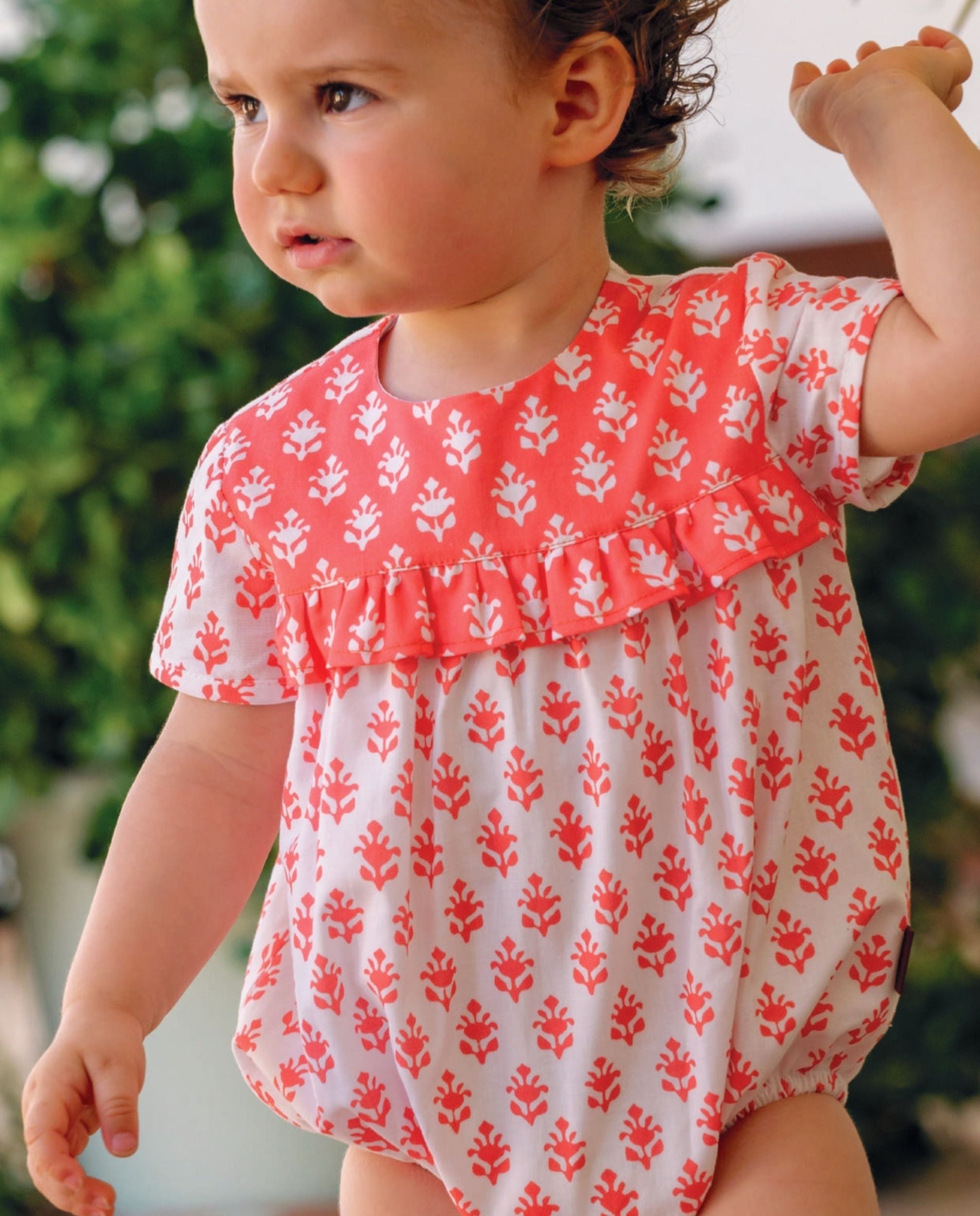 Pelele flores coral bebé niña