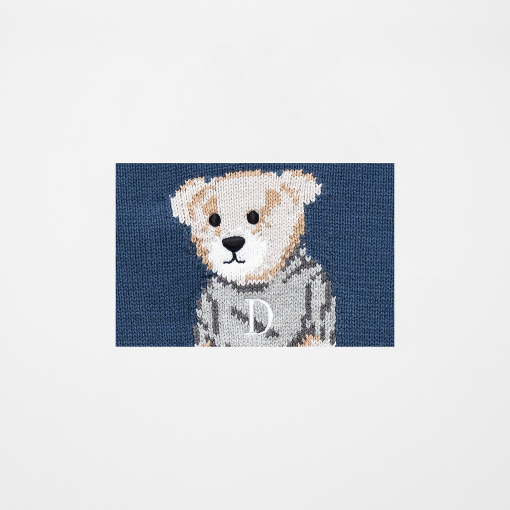 Detalle osito bordado en jersey azul bebé primer plano Charanga