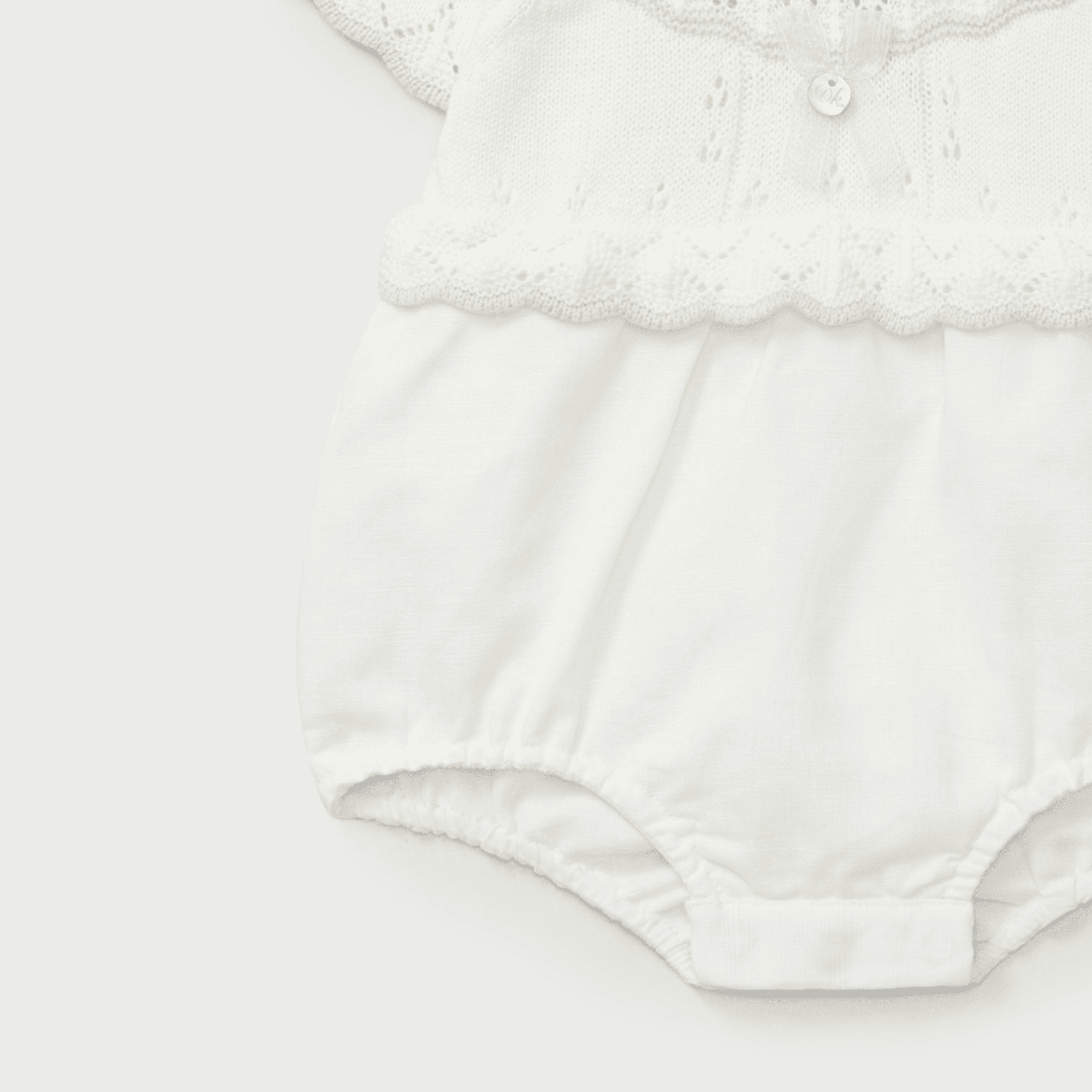 Ranita crudo con volante en el cuello recién nacido