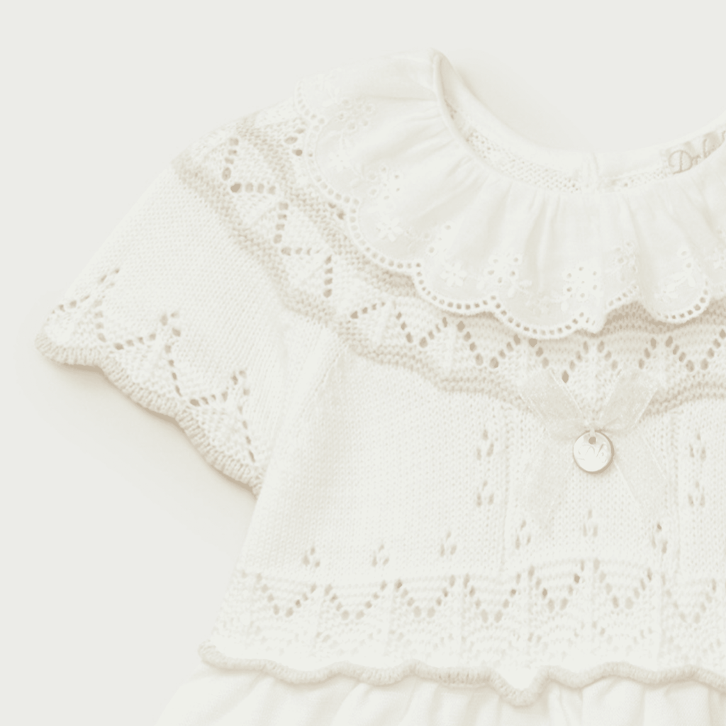 Vestido crudo con volante en el cuello recién nacida | Dr. Kid by Charanga