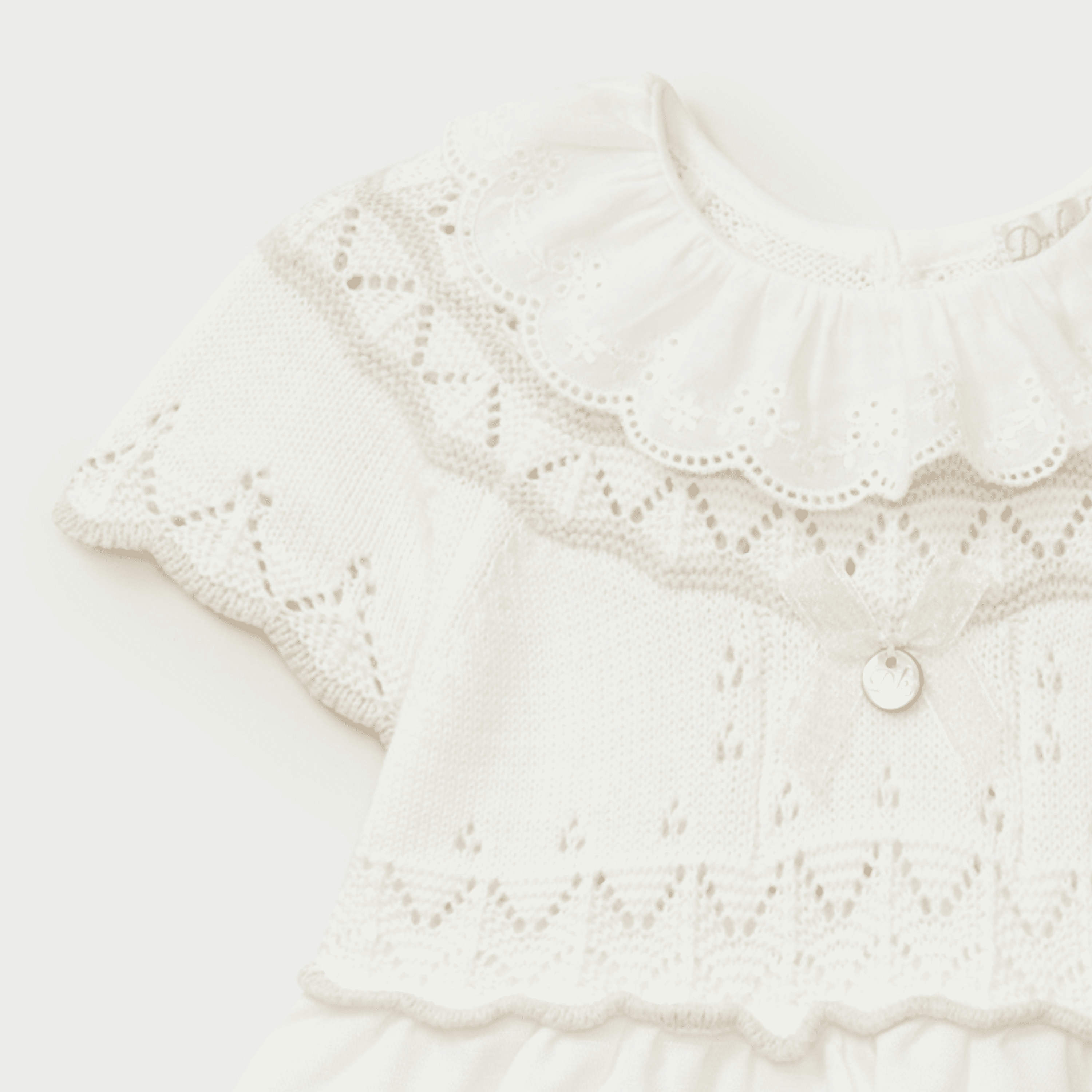 Vestido crudo con volante en el cuello recién nacida | Dr. Kid by Charanga