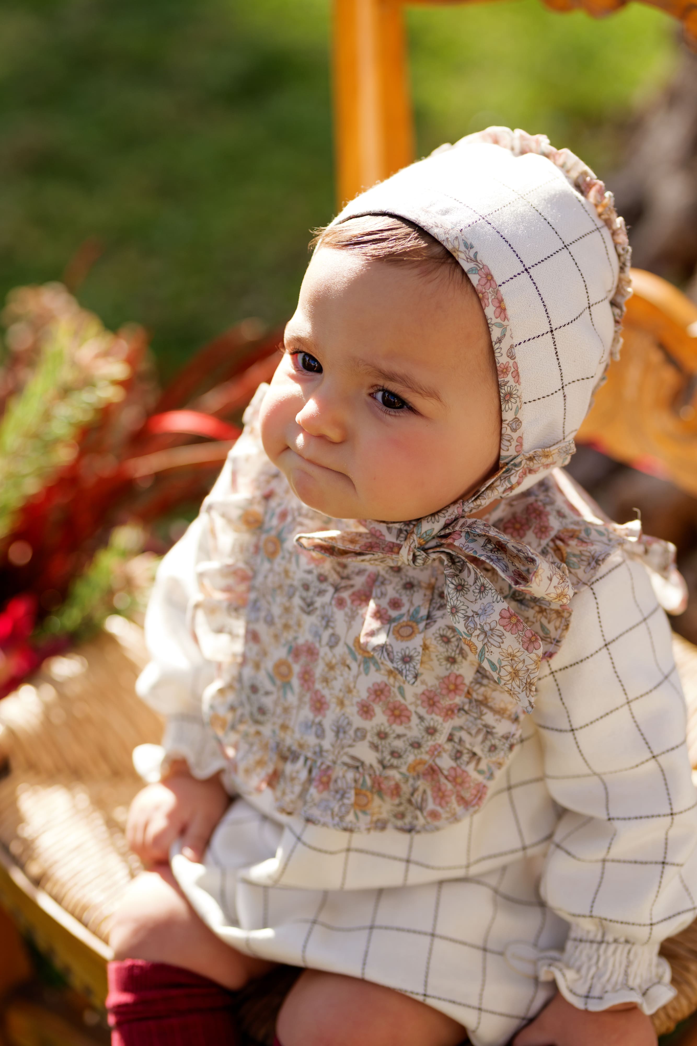Conjunto bebé niña cuadros y flores con vestido, capota y braguita | Cocote x Charanga