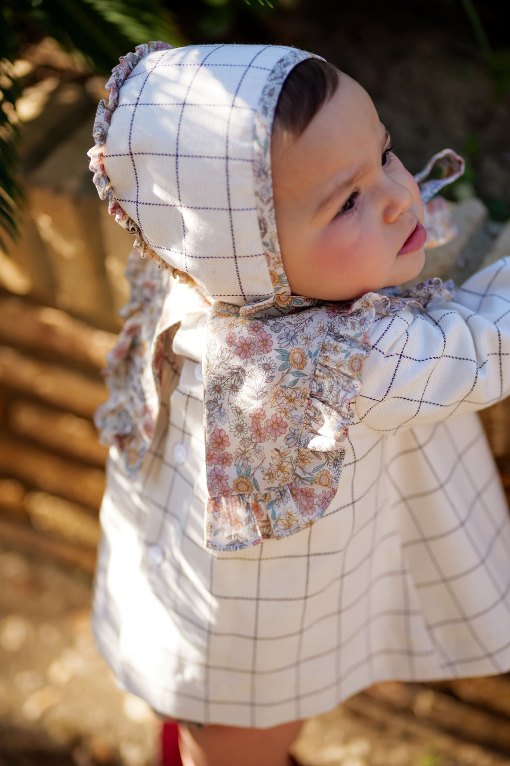 Conjunto bebé niña cuadros y flores con vestido, capota y braguita | Cocote x Charanga