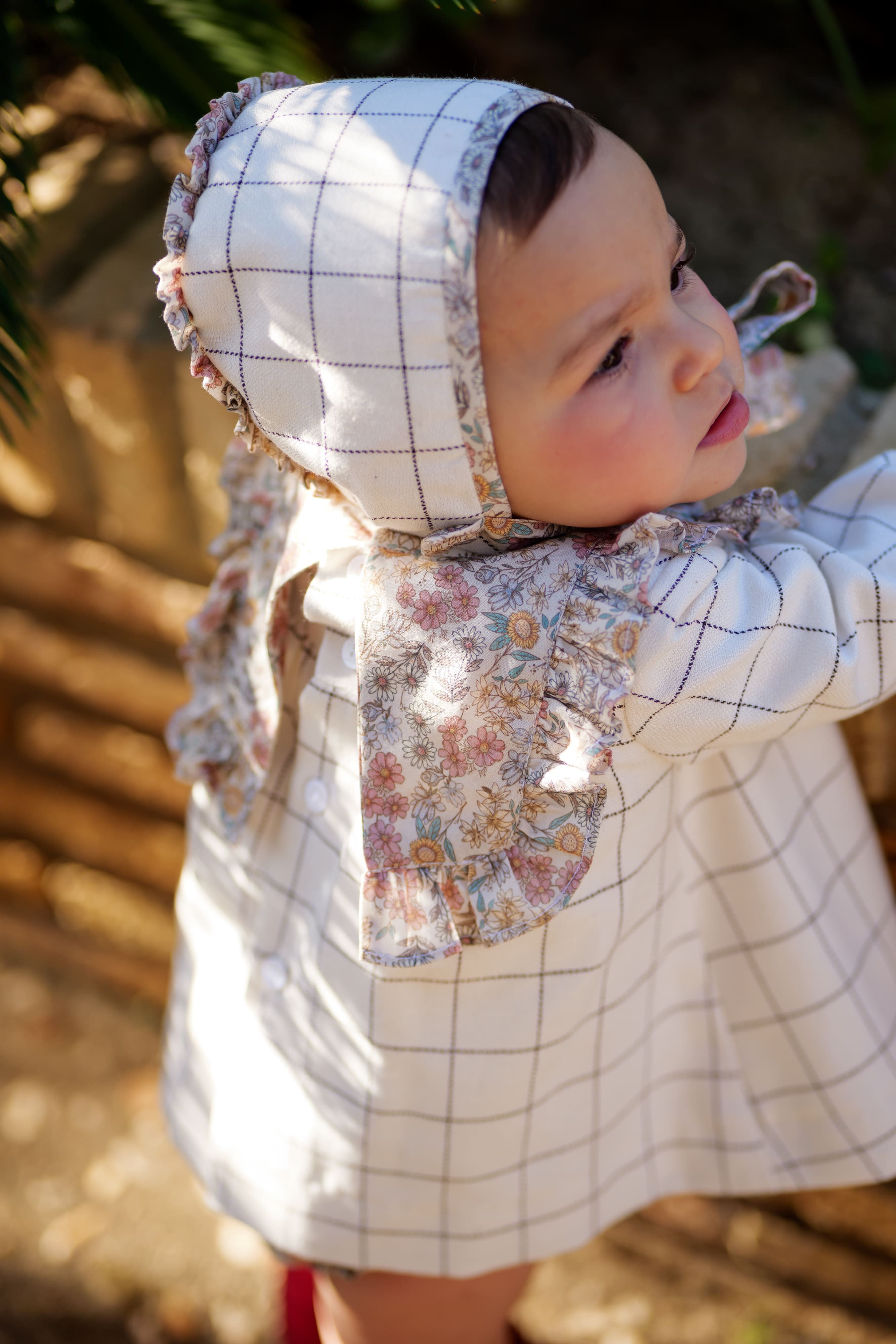 Conjunto bebé niña cuadros y flores con vestido, capota y braguita | Cocote x Charanga