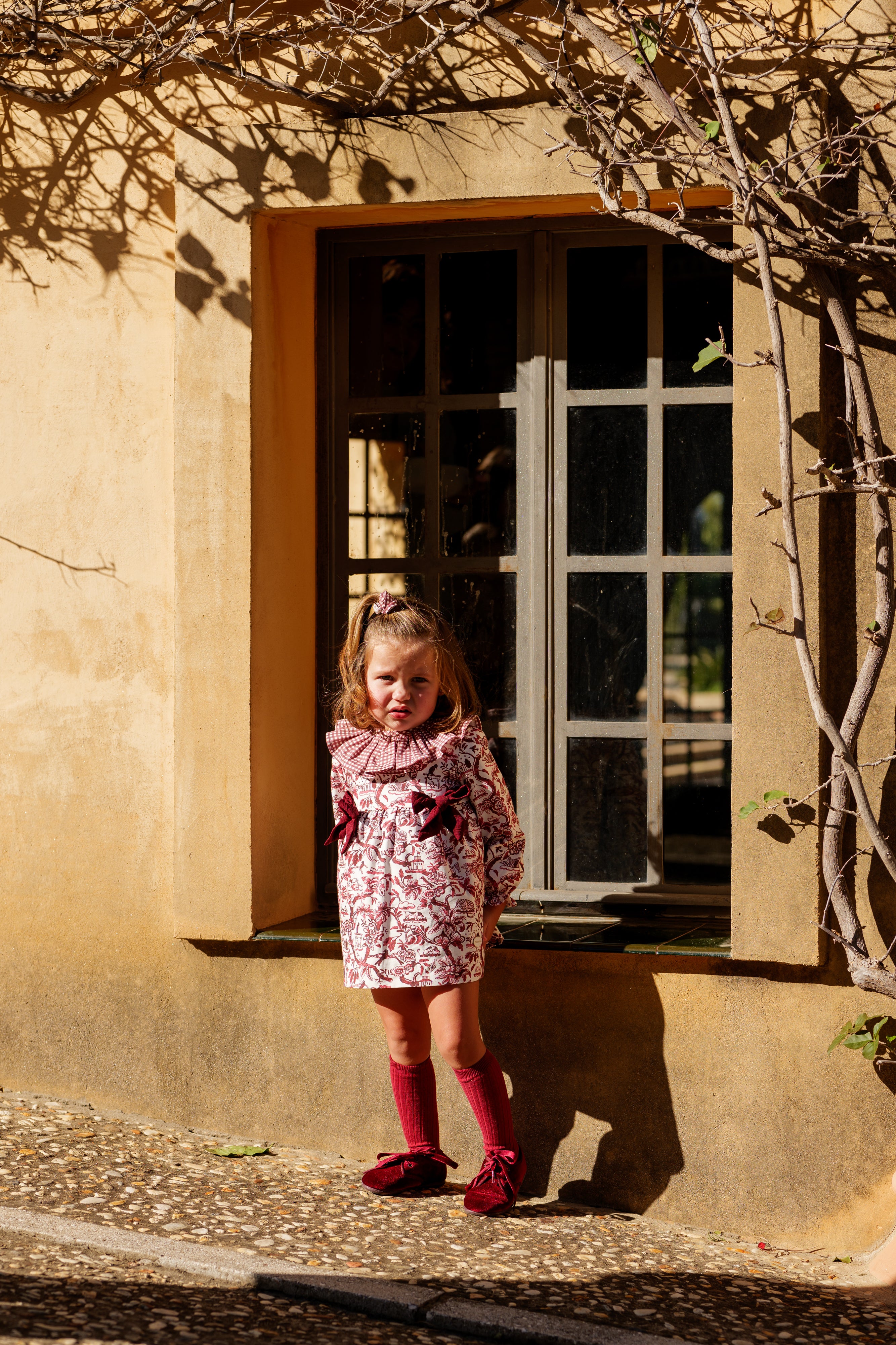 Conjunto de bebé vestido con braguita cuadros burdeos | Cocote x Charanga