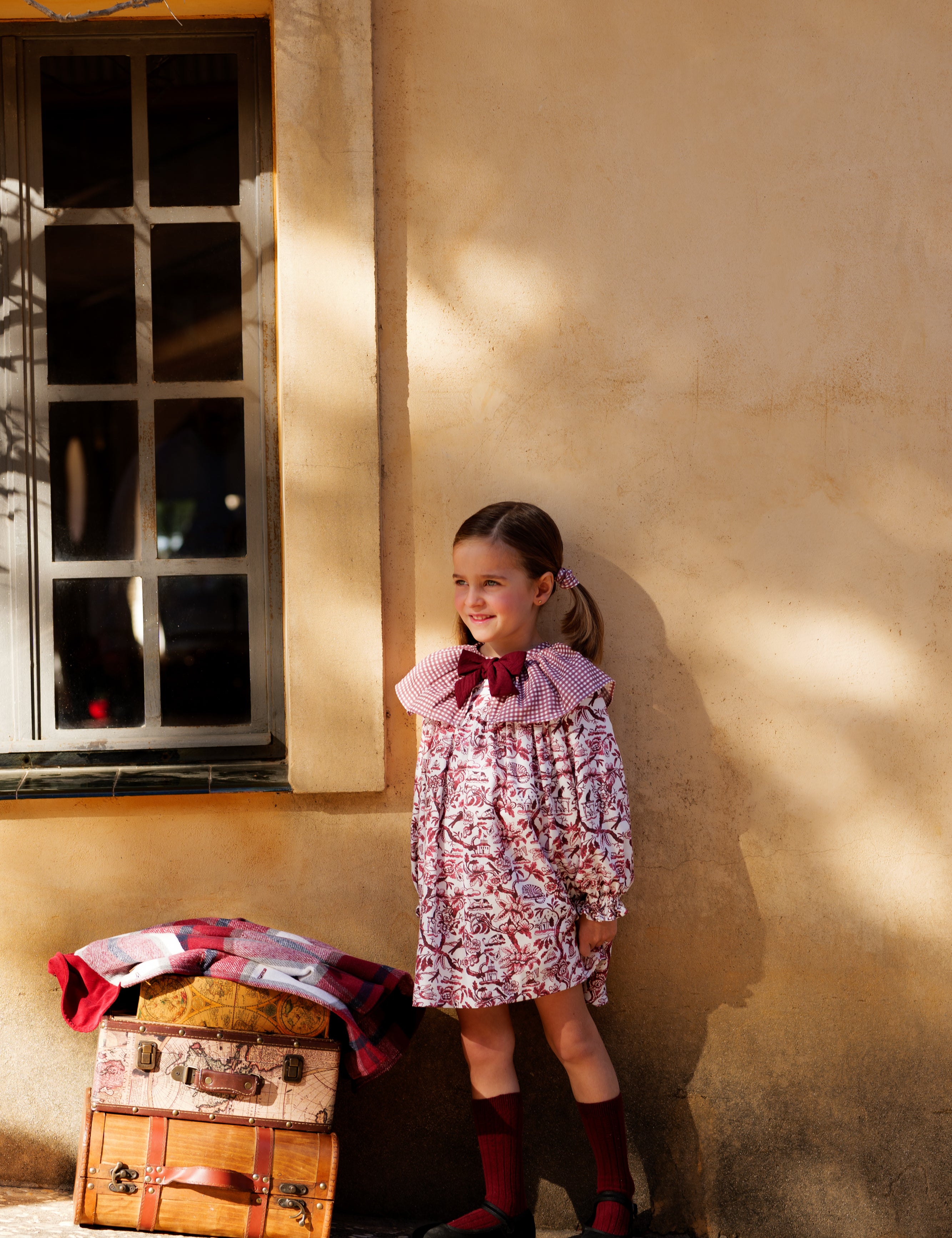 Conjunto de bebé vestido con braguita cuadros burdeos | Cocote x Charanga