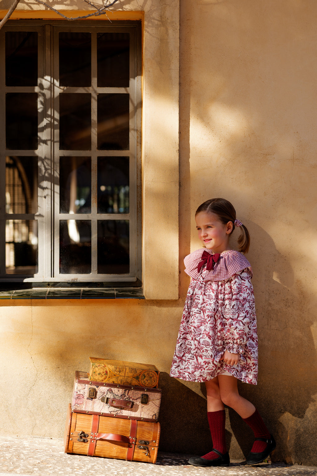 Vestido floral burdeos manga larga para niña con lazo, foto lateral en exterior Charanga