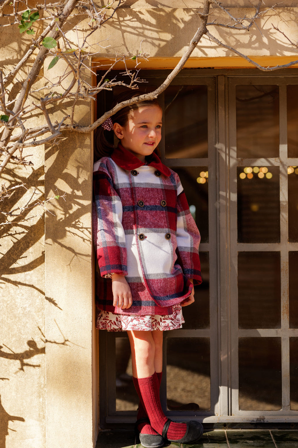 Abrigo niña cuadros burdeos foto exterior cuerpo entero lifestyle Charanga