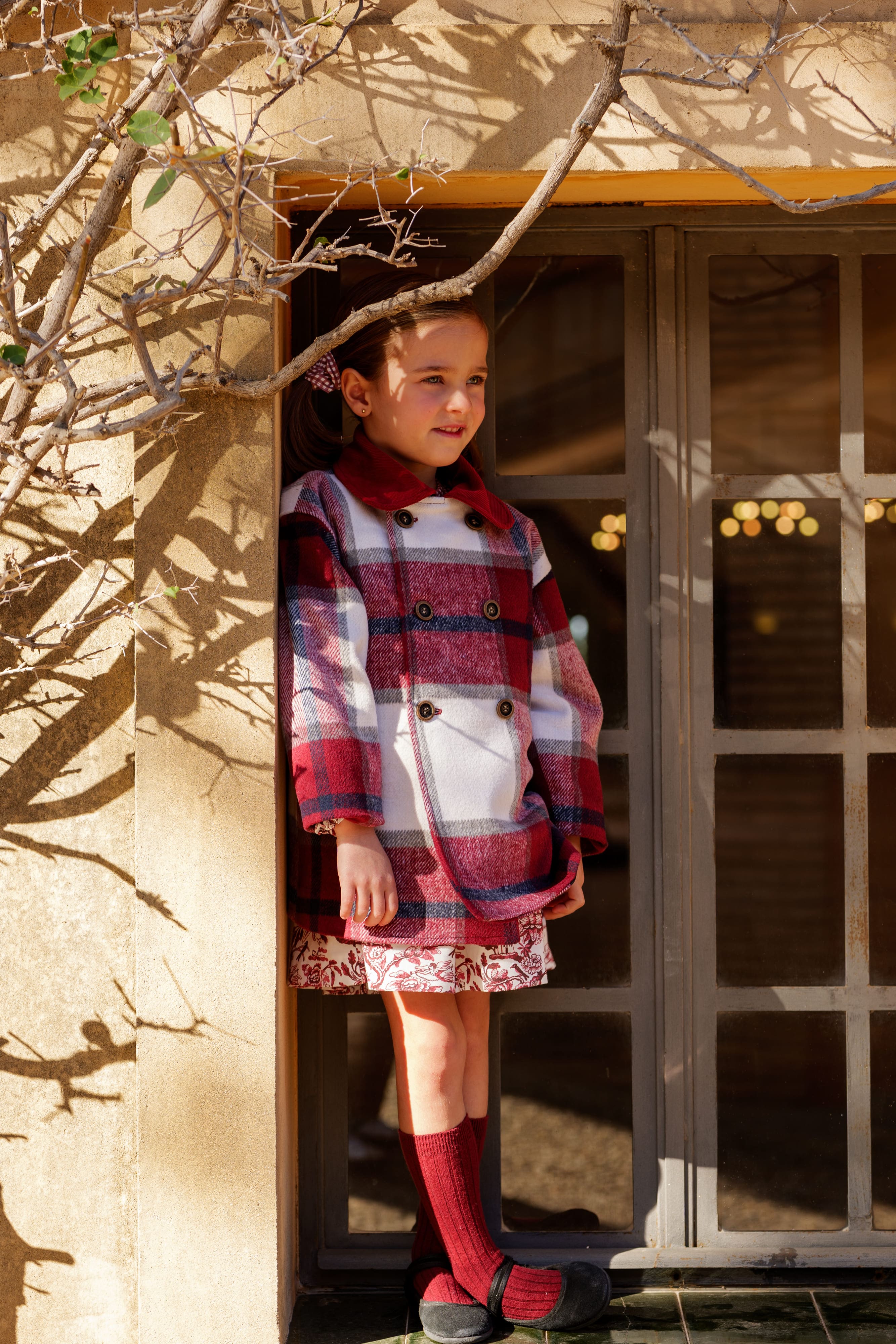 Abrigo niña cuadros burdeos foto exterior cuerpo entero lifestyle Charanga