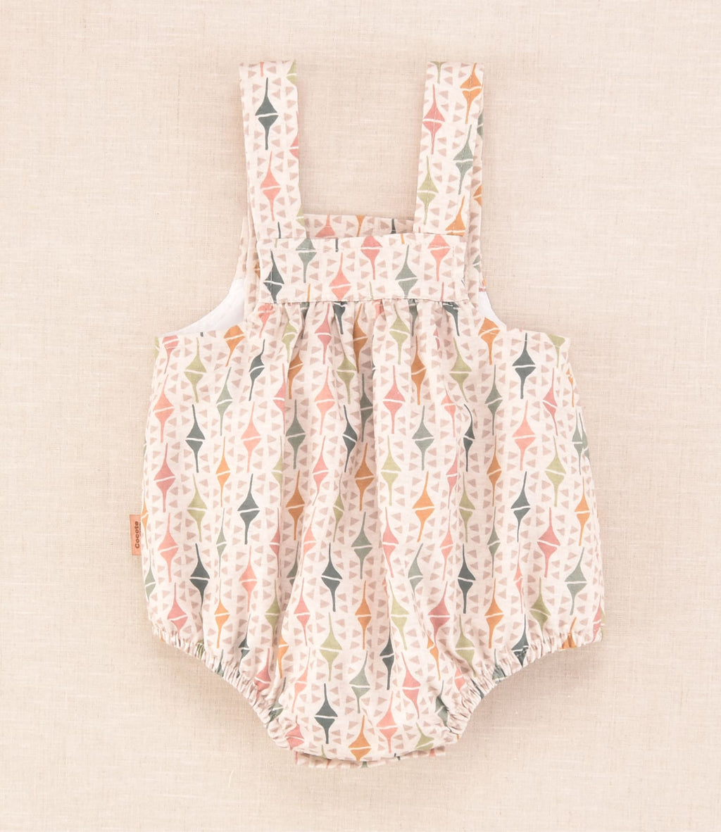 Peto corto de bebé niña con estampado geométrico en tonos suaves | Cocote x Charanga