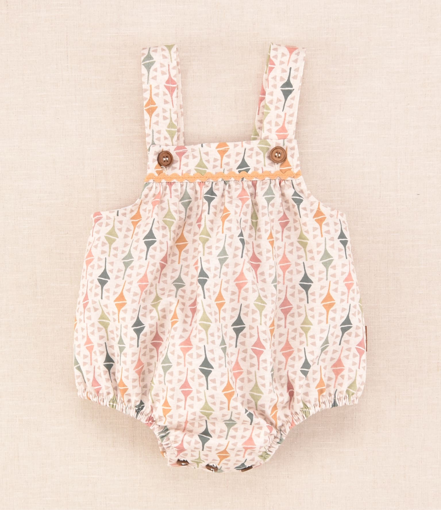 Peto corto de bebé niña con estampado geométrico en tonos suaves | Cocote x Charanga