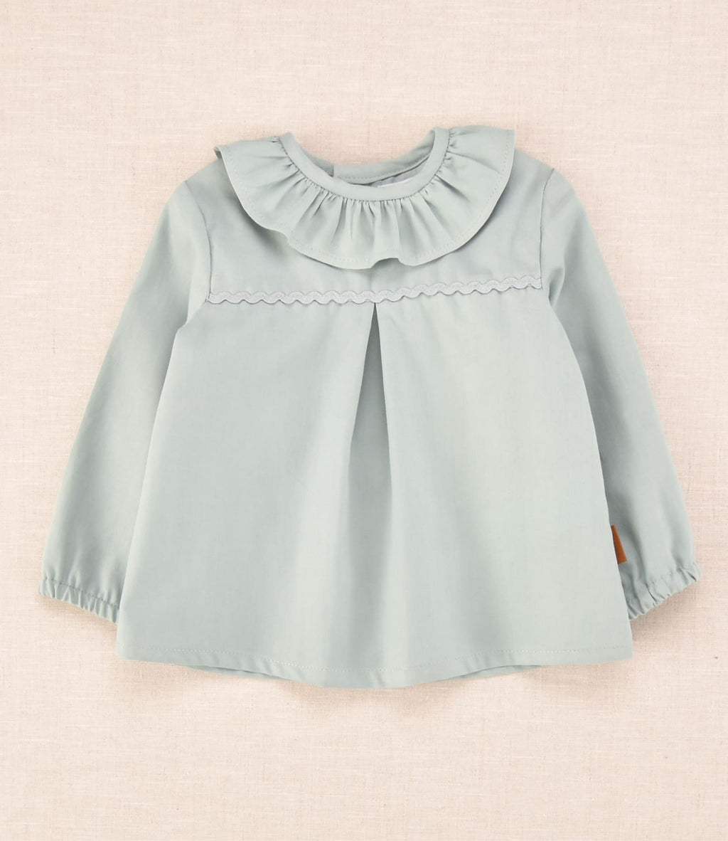 Blusa de bebé verde agua con cuello volante y detalle ondulado, colección Cocote x Charanga