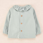 Espalda de blusa de bebé verde agua con botones de madera, colección Cocote x Charanga