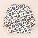 Vestido de bebé de manga larga con estampado animal print azul y beige, detalle de lazo delantero, Cocote x Charanga