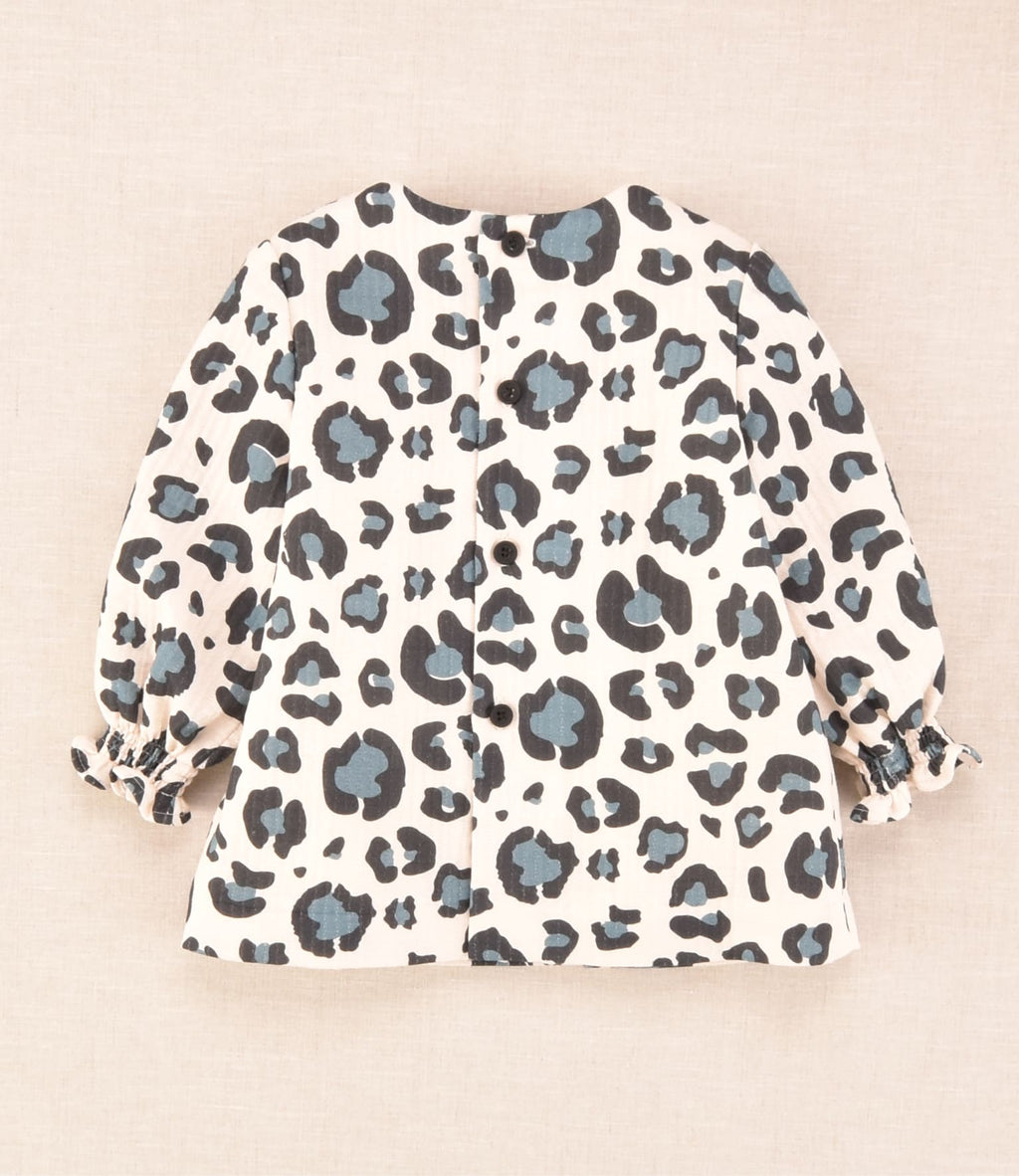 Vestido de bebé de manga larga con estampado animal print azul y beige, detalle de lazo delantero, Cocote x Charanga