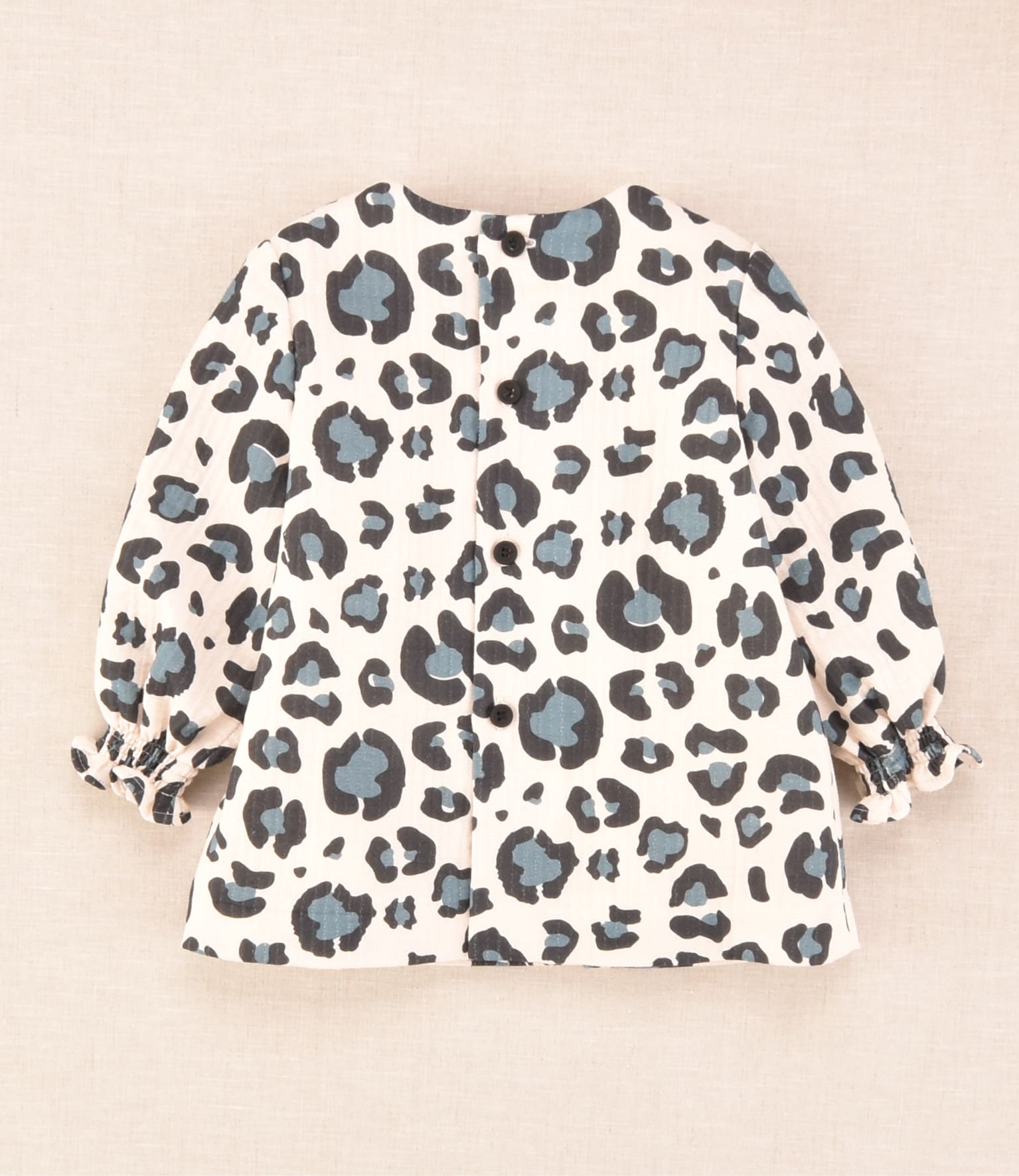 Vestido de bebé de manga larga con estampado animal print azul y beige, detalle de lazo delantero, Cocote x Charanga