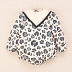 Pelele de bebé manga larga con estampado leopardo en tonos azulados, colección Cocote x Charanga